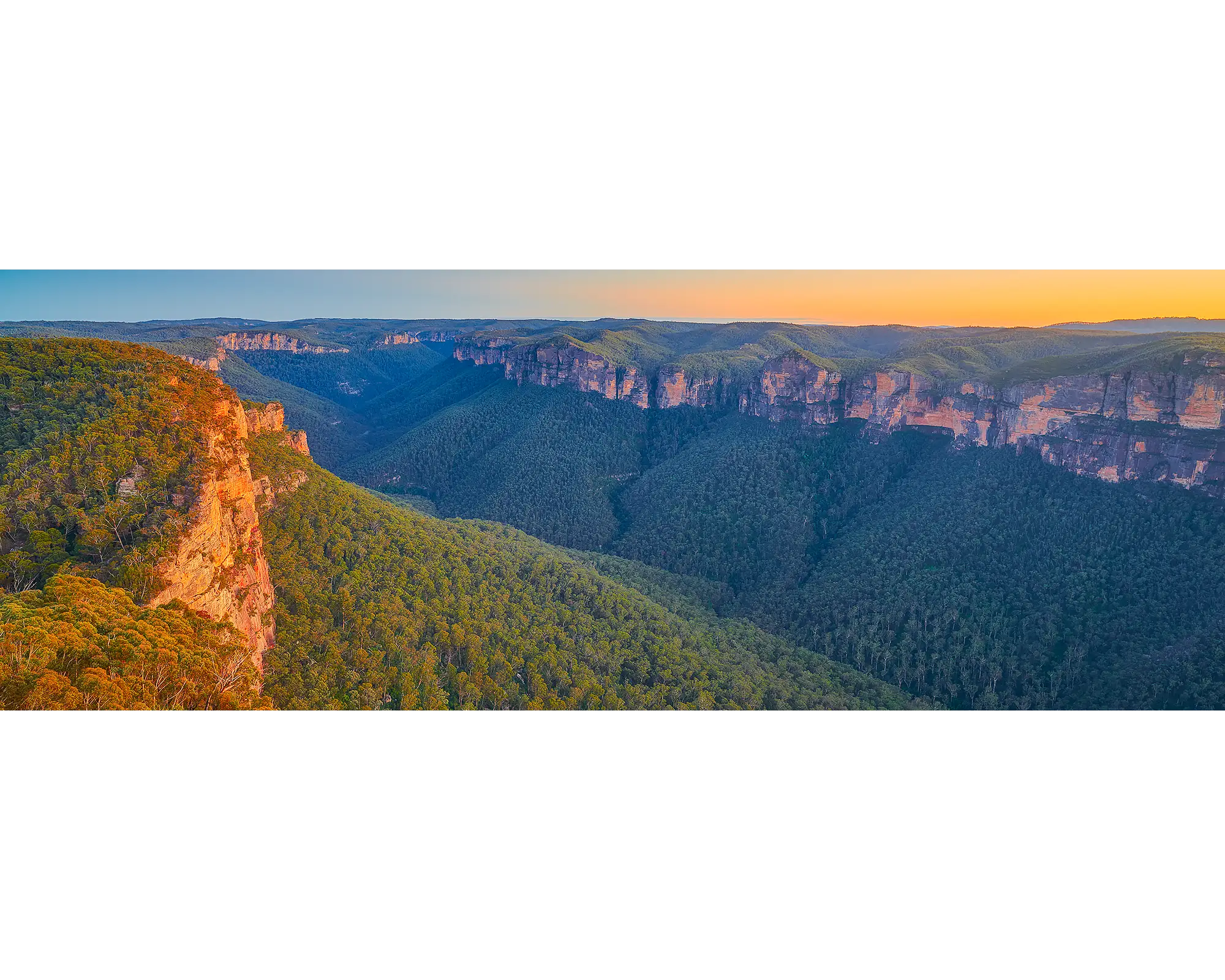 Sunrise over Grose Valley, Blue Mountains National Park, NSW. 