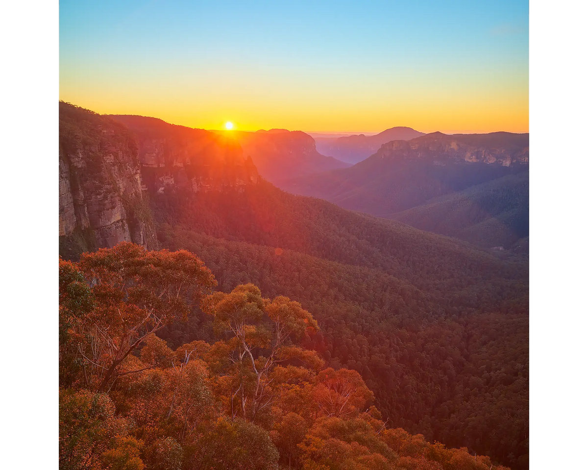 Sun rising over Grose Valley, Blue Mountains National Park, New South Wales, Australia.