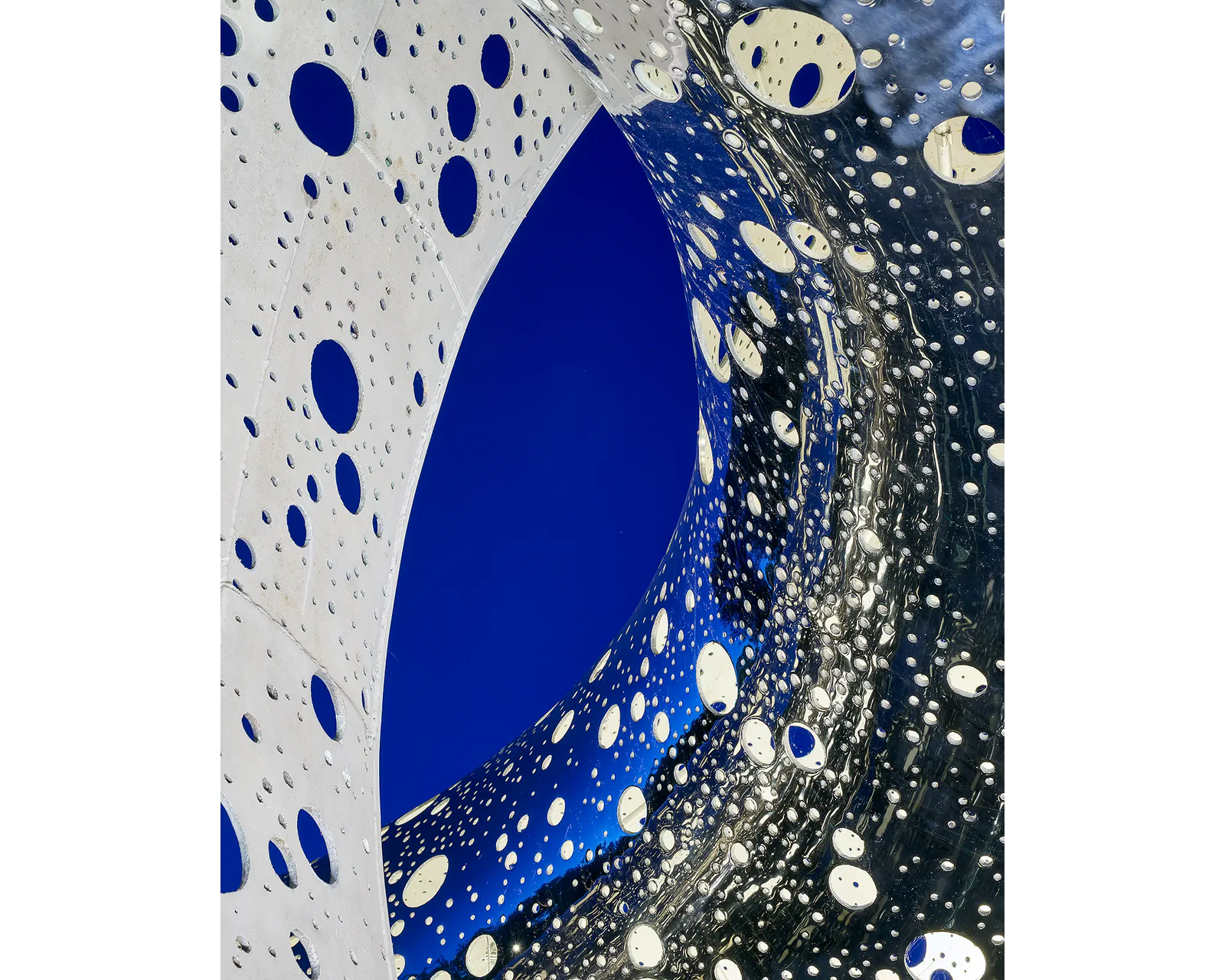 Entwine. Ouroboros sculpture by Lindy Lee, National Gallery Of Australia.