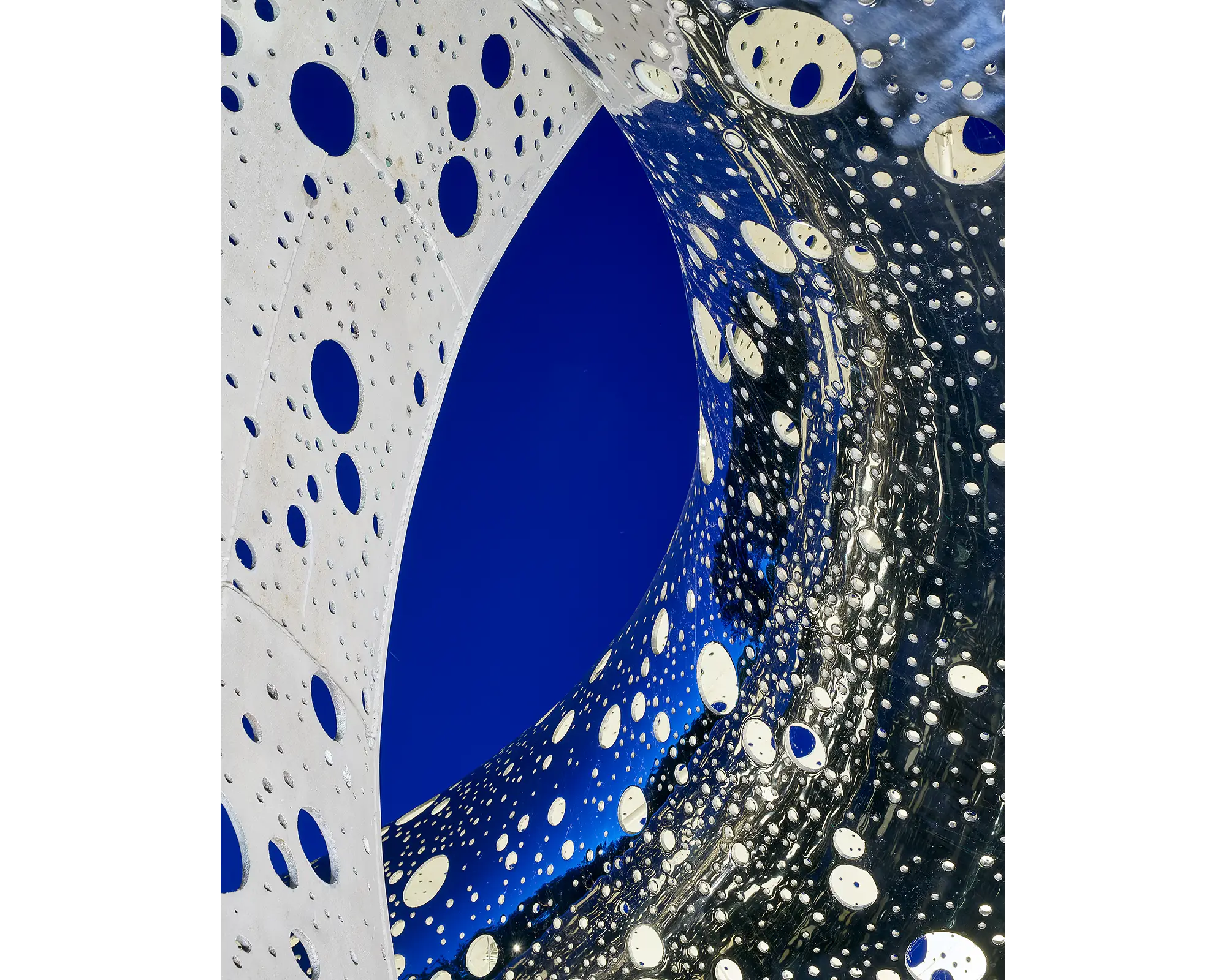 Entwine. Ouroboros sculpture by Lindy Lee, National Gallery Of Australia.