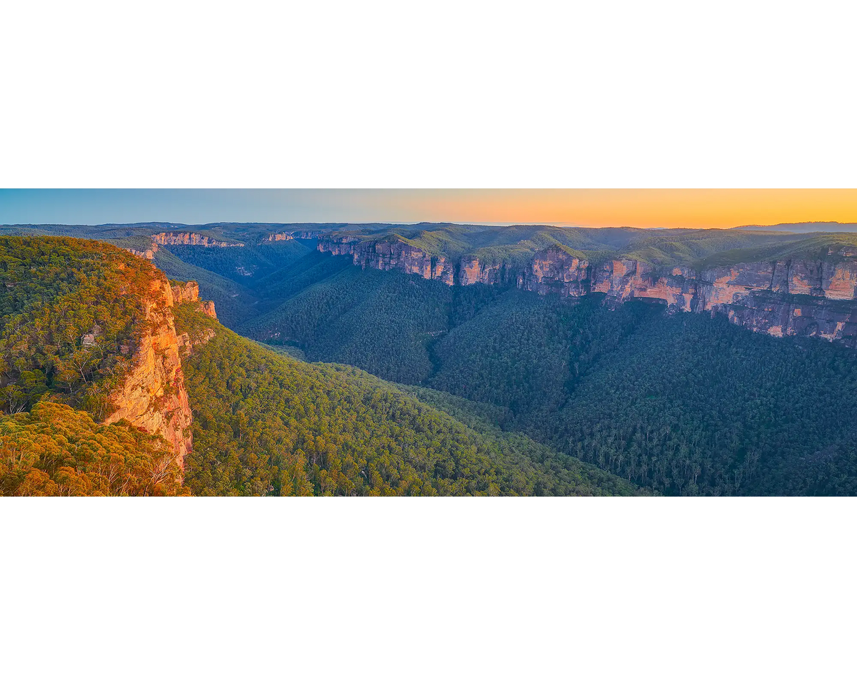 Sunrise over Grose Valley, Blue Mountains National Park, NSW. 