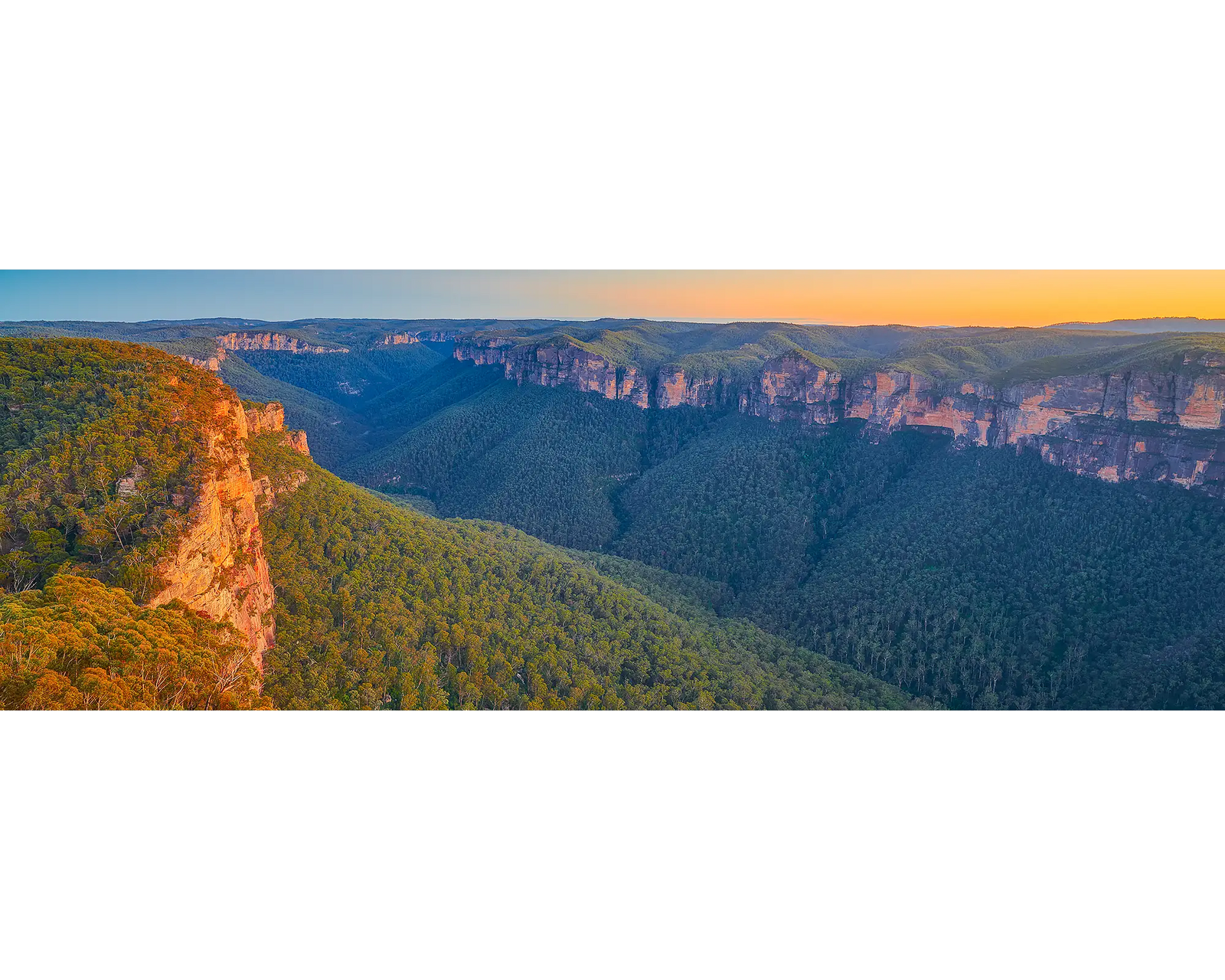 Sunrise over Grose Valley, Blue Mountains National Park, NSW. 