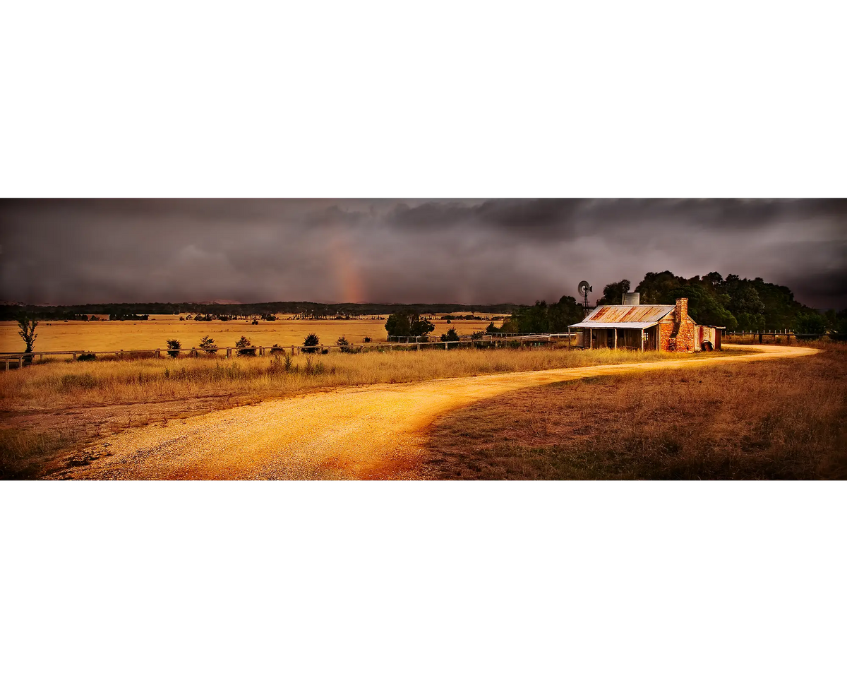 Rural Hideaway - Old farm house, Bungendore, New South Wales.