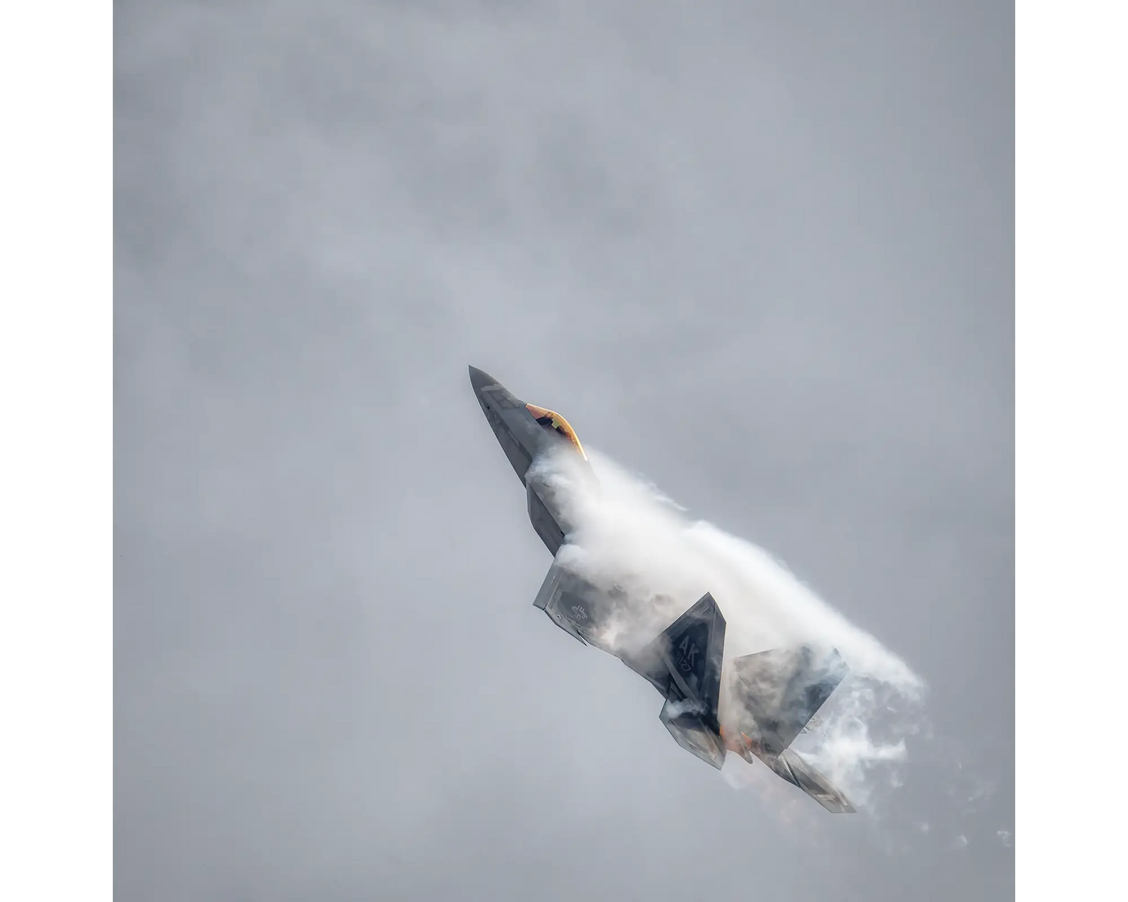 F-22 Raptor from United States Air Force on climb with ecto coming off wings.